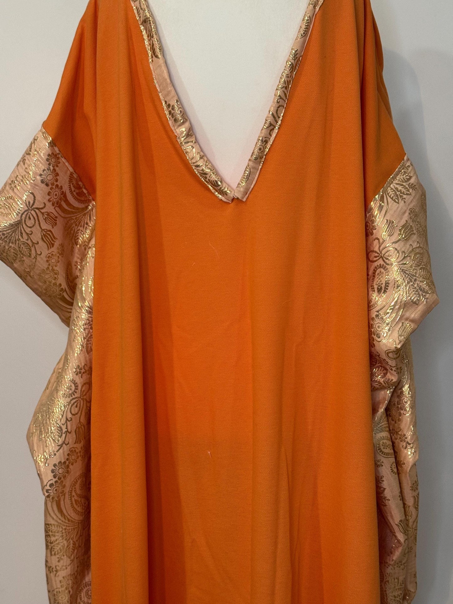 AUDACE - Imene robe large orangé avec détails en brocard.