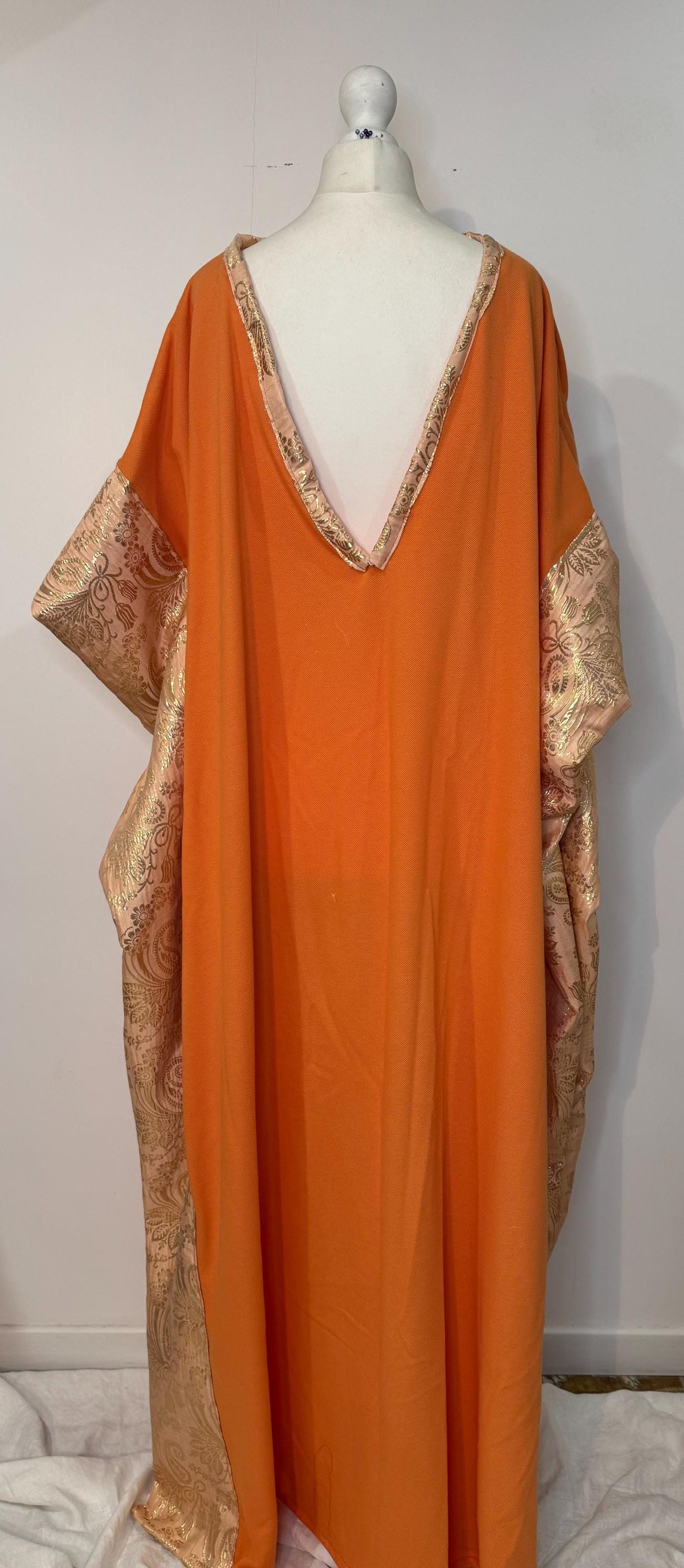 AUDACE - Imene robe large orangé avec détails en brocard.