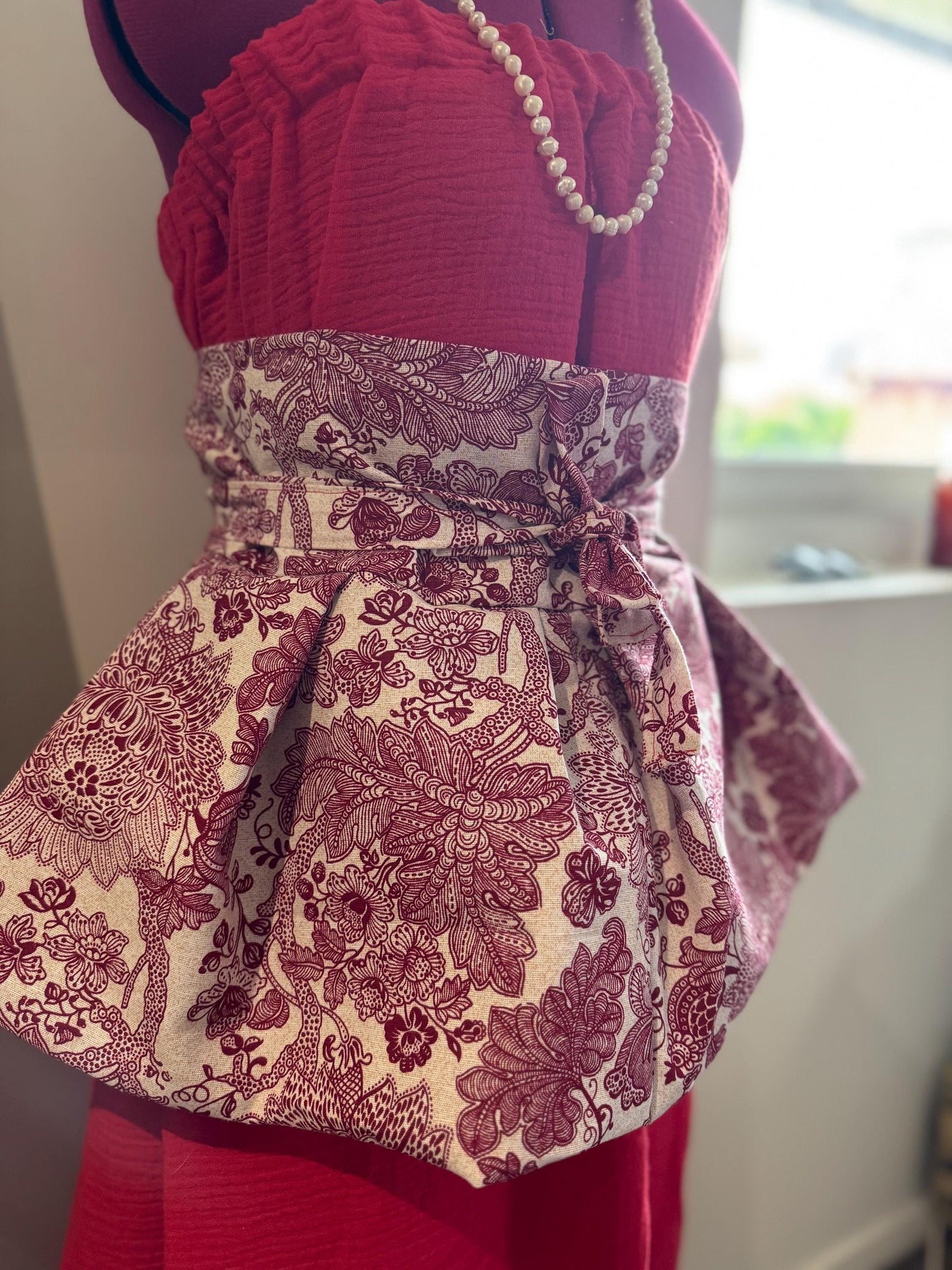 AUDACE - Rubis robe longue bustier rouge bordeaux avec ceinture.