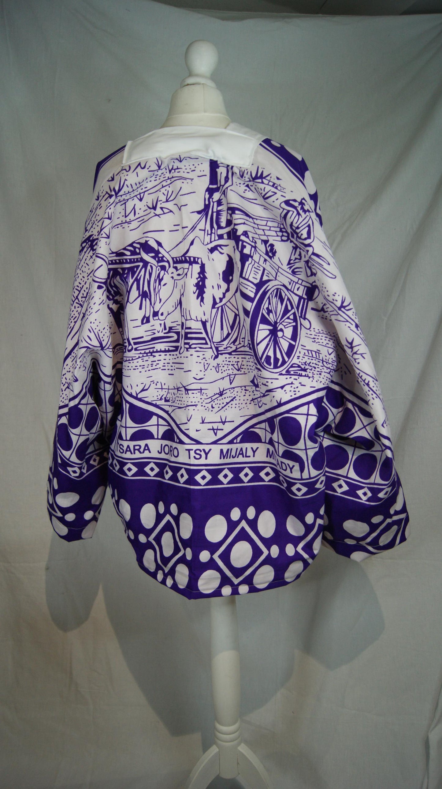 Kimono Gasy violet fait main.