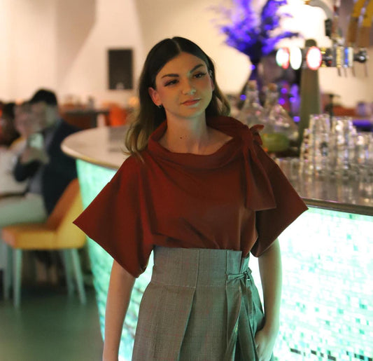 Haut Carla fait main en France.