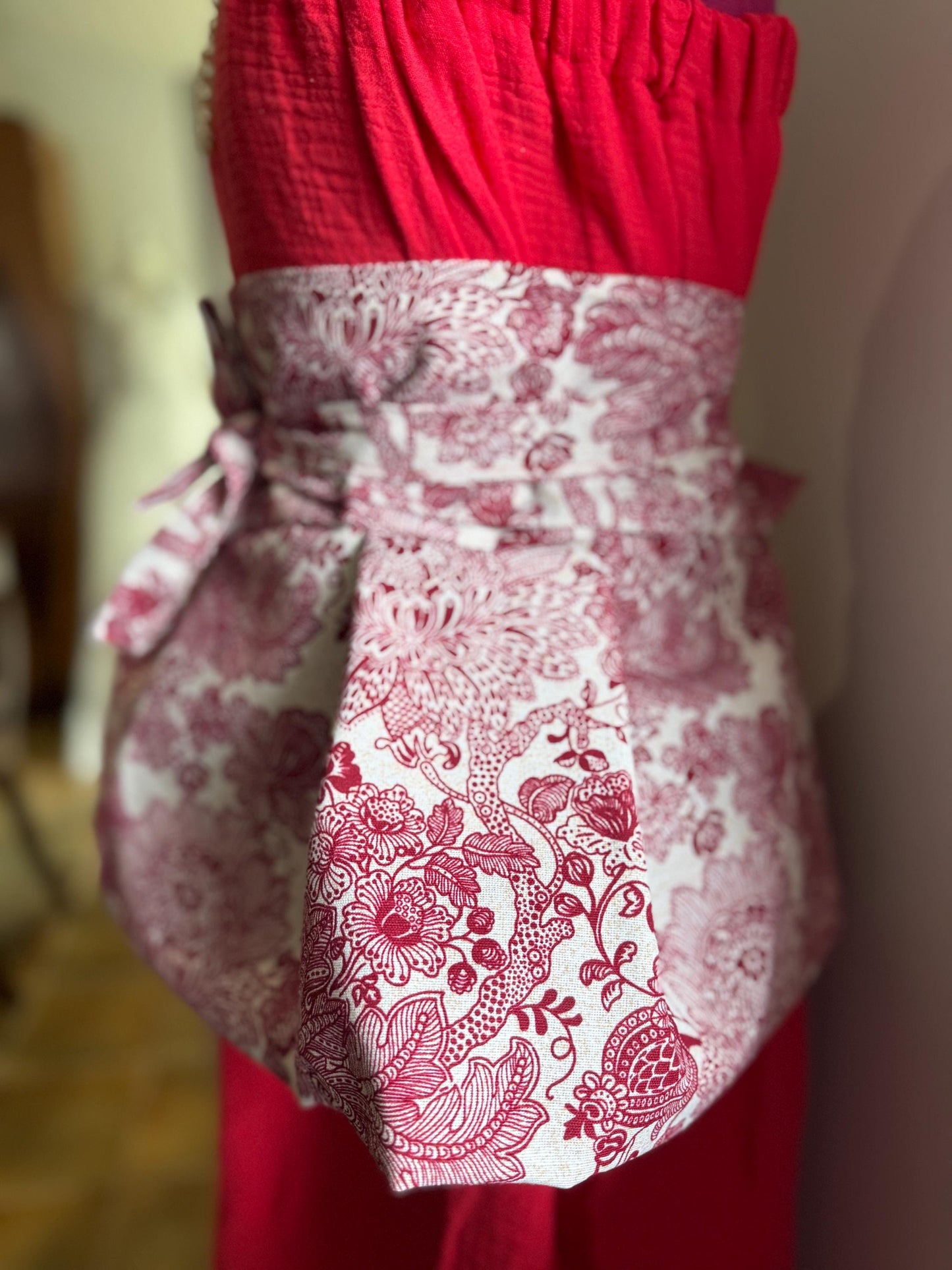 AUDACE - Rubis robe longue bustier rouge bordeaux avec ceinture.