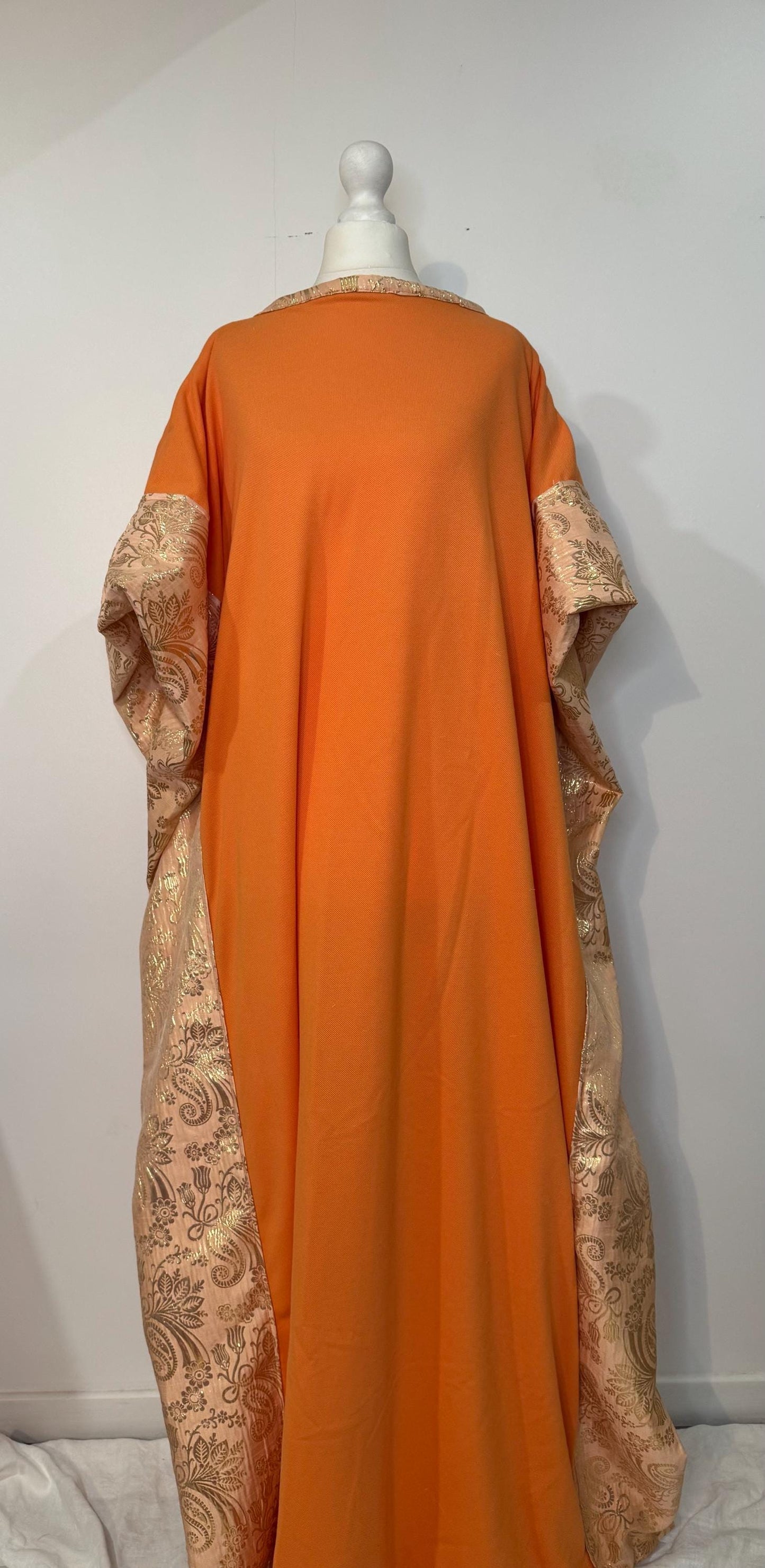 AUDACE - Imene robe large orangé avec détails en brocard.