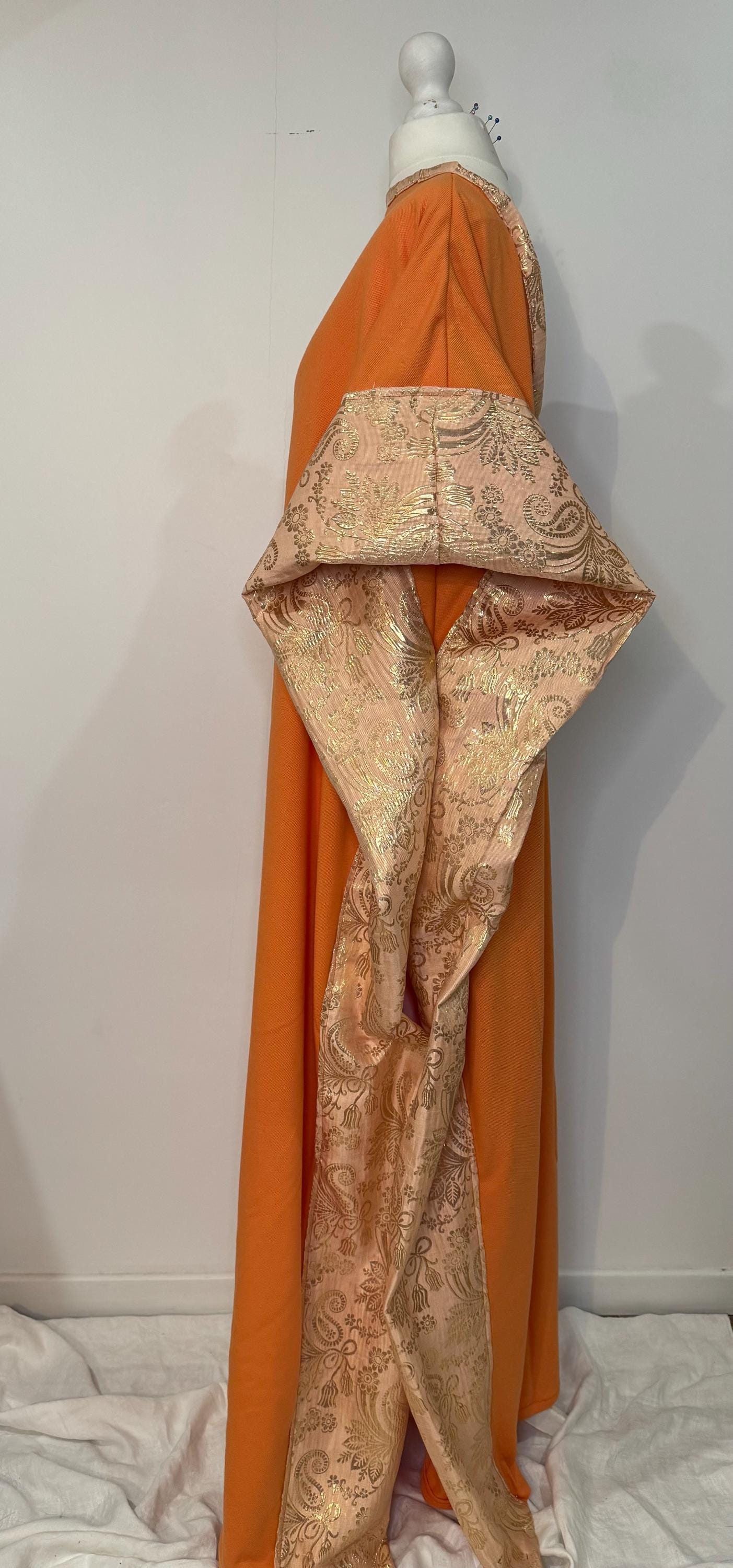 AUDACE - Imene robe large orangé avec détails en brocard.