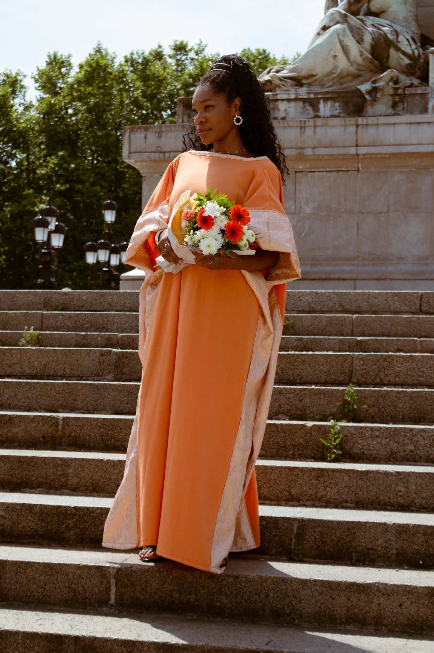 AUDACE - Imene robe large orangé avec détails en brocard.