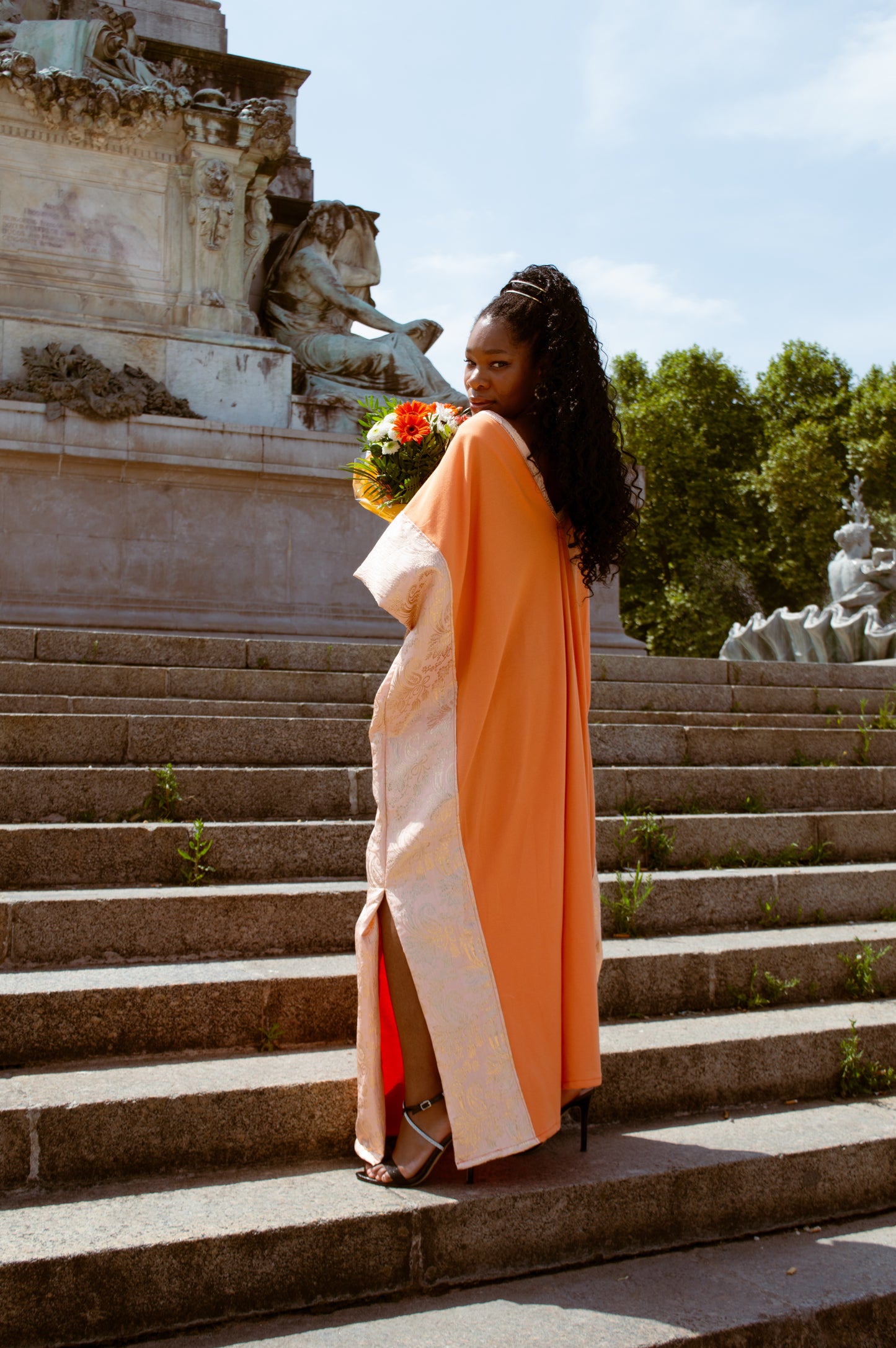 AUDACE - Imene robe large orangé avec détails en brocard.