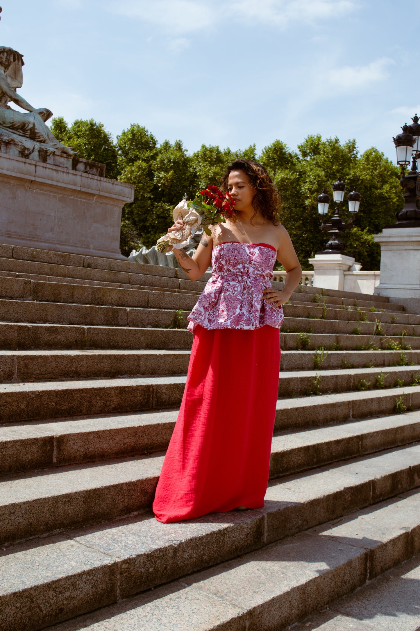 AUDACE - Rubis robe longue bustier rouge bordeaux avec ceinture.