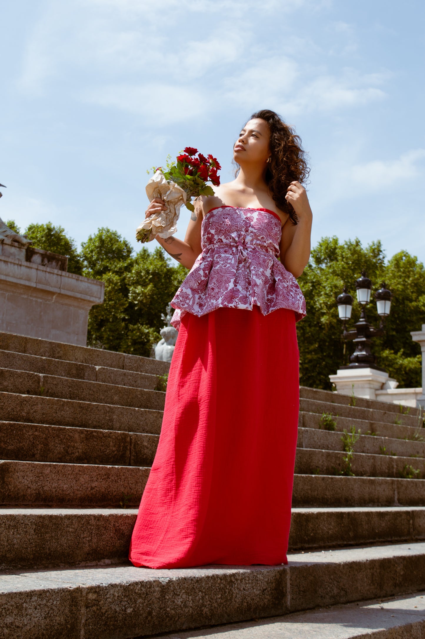AUDACE - Rubis robe longue bustier rouge bordeaux avec ceinture.