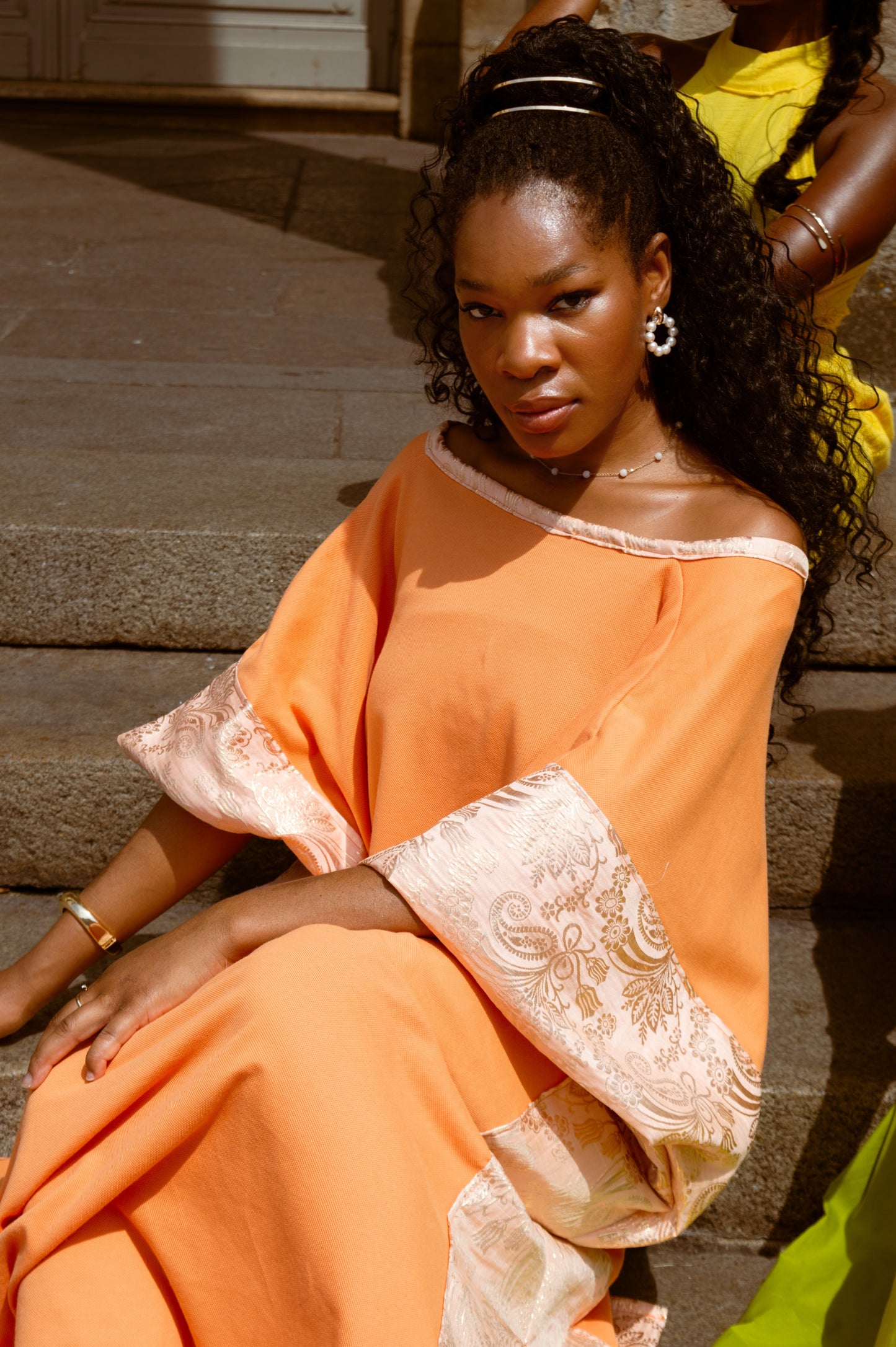 AUDACE - Imene robe large orangé avec détails en brocard.