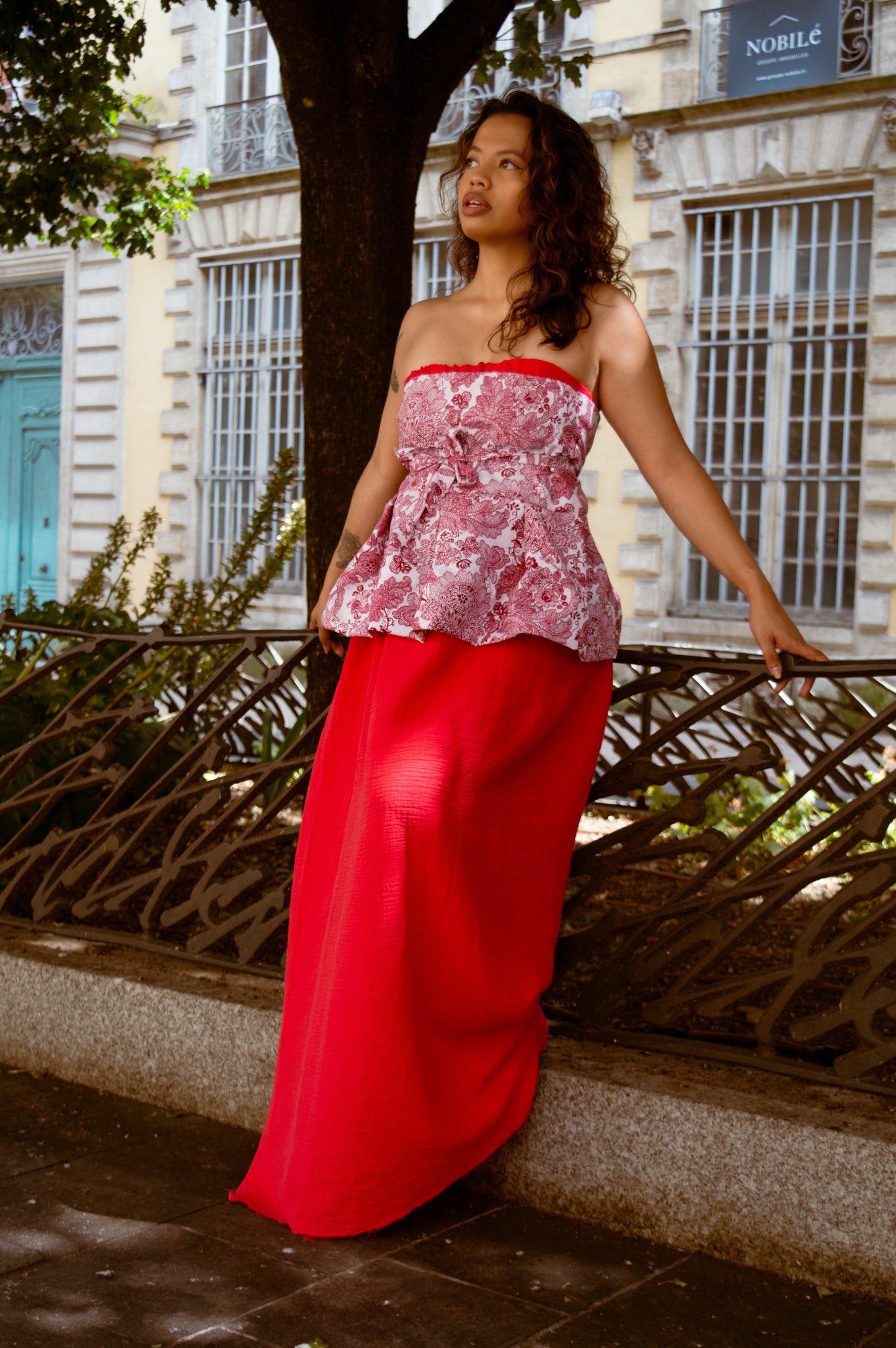 AUDACE - Rubis robe longue bustier rouge bordeaux avec ceinture.