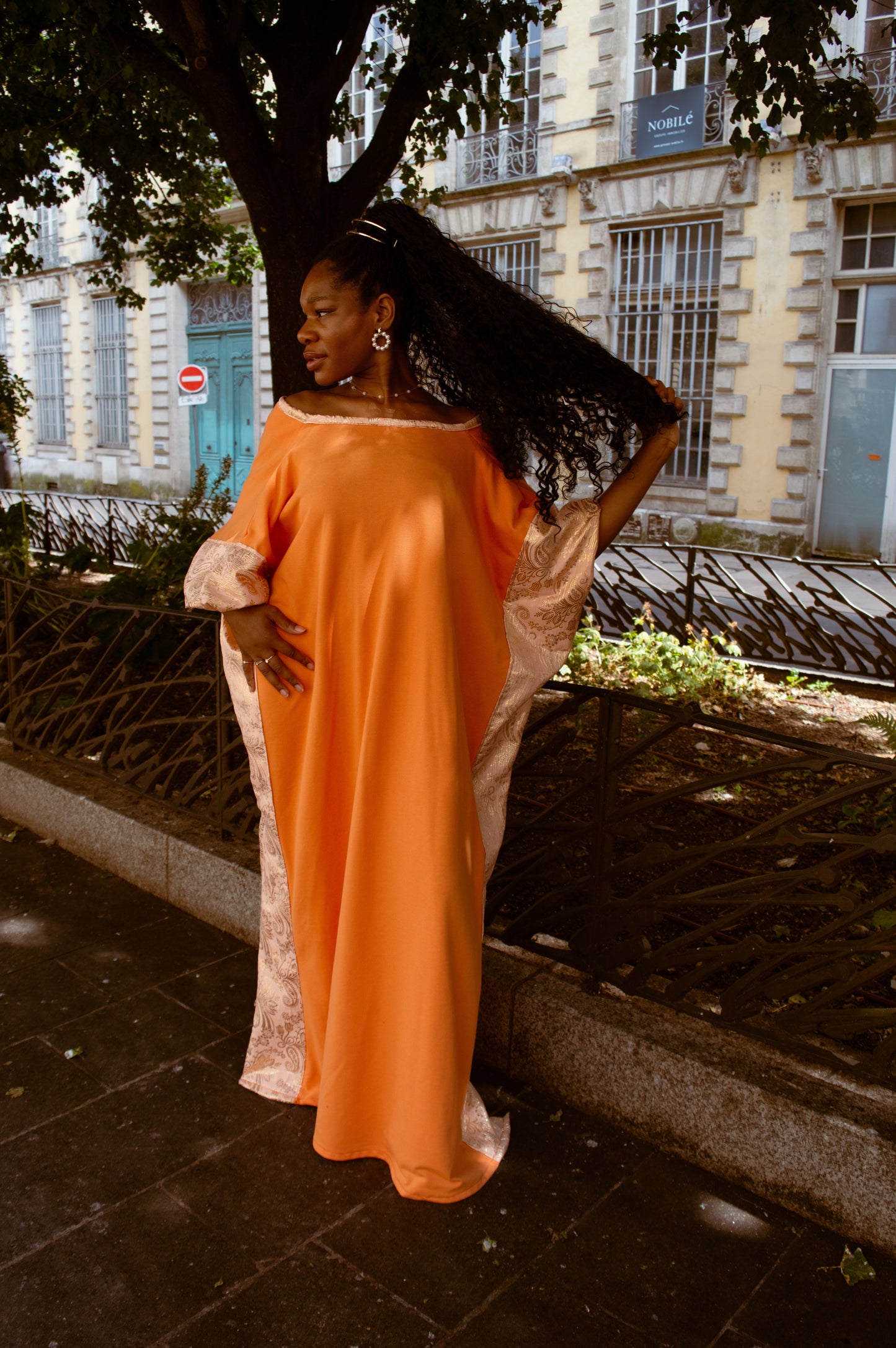 AUDACE - Imene robe large orangé avec détails en brocard.