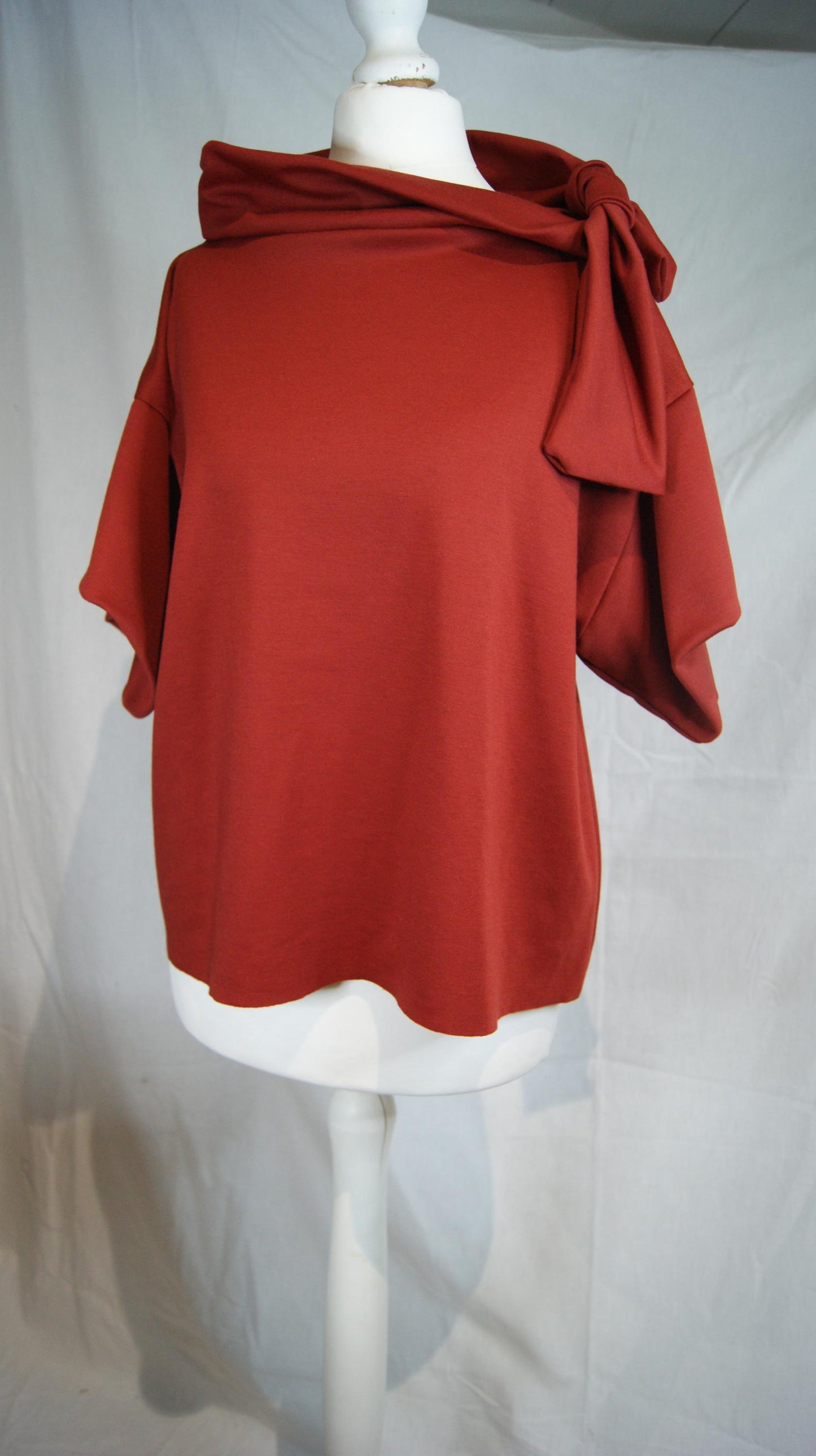 Haut Carla fait main en France.