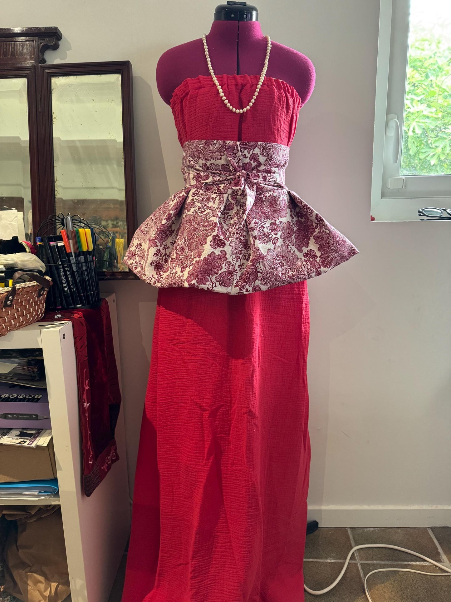 AUDACE - Rubis robe longue bustier rouge bordeaux avec ceinture.