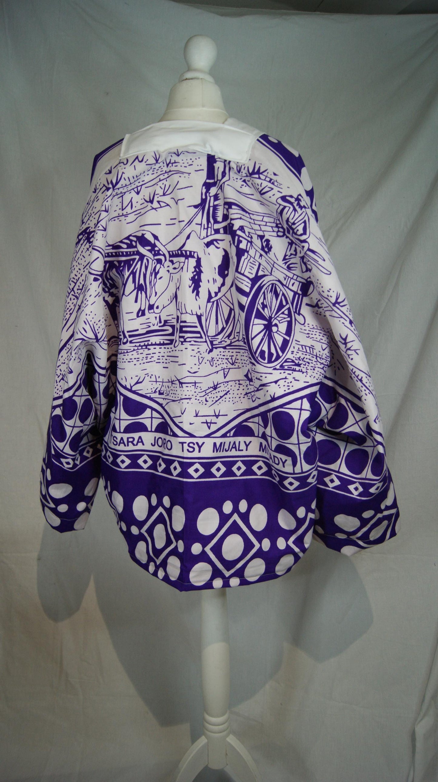 Kimono Gasy violet fait main.