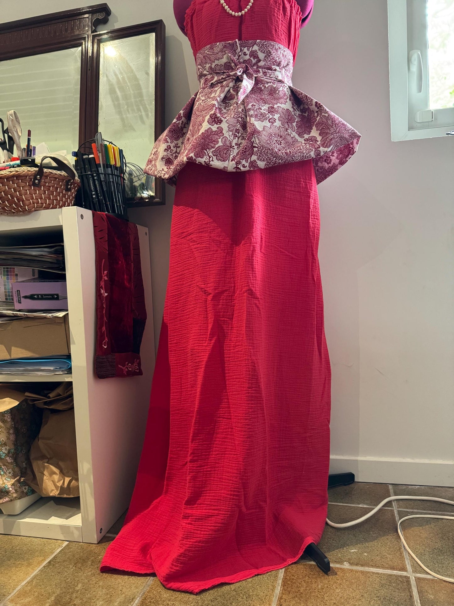 AUDACE - Rubis robe longue bustier rouge bordeaux avec ceinture.